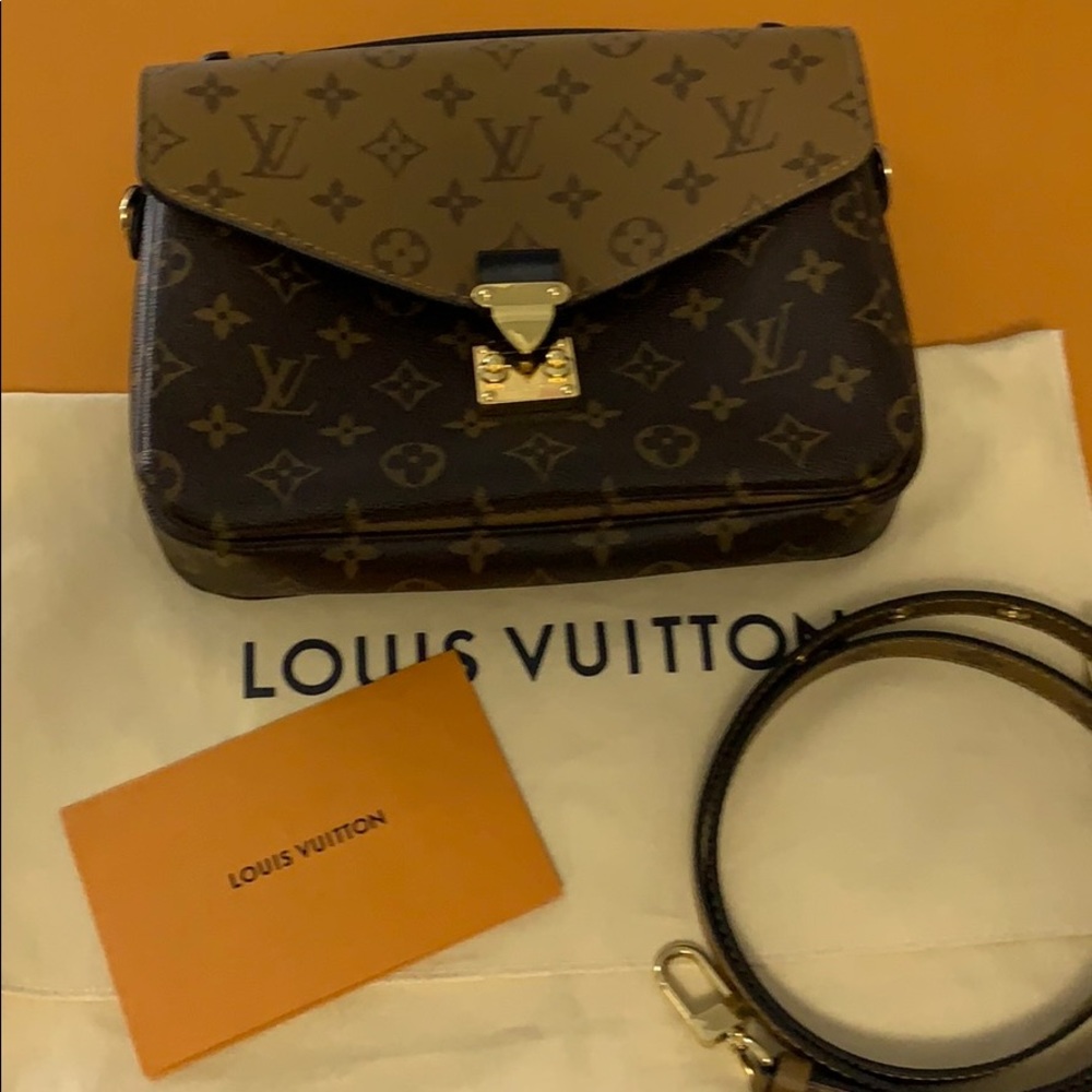 Reverse Monogram Pochette Metis